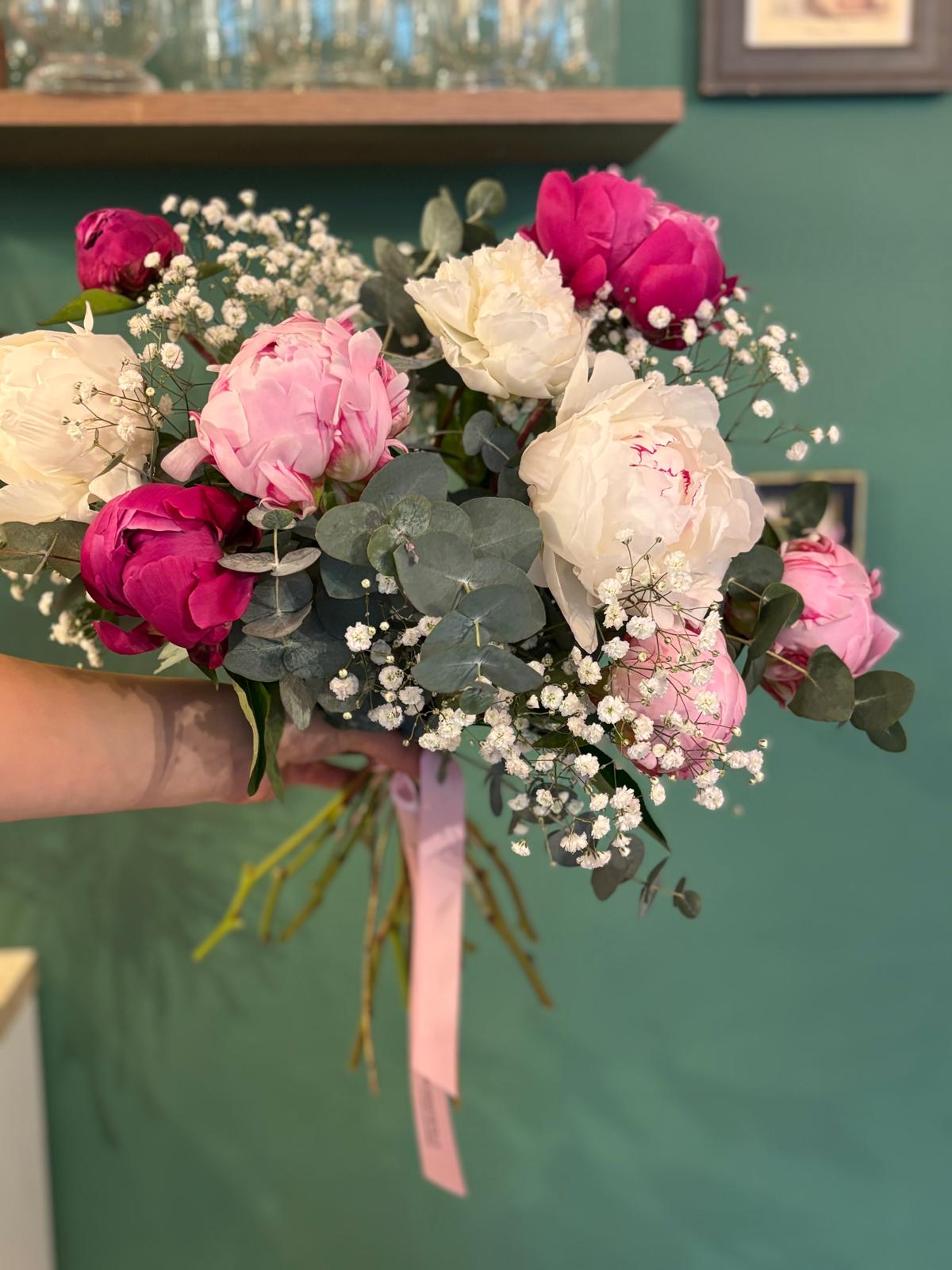 Coffret Fête des Mères – Bouquet Pivoine, Bougie “Badass Queen” & Carte à message