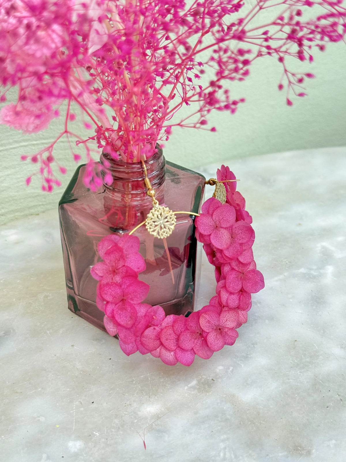 Boucles d'oreilles créoles en hortensia stabilisé, fait main