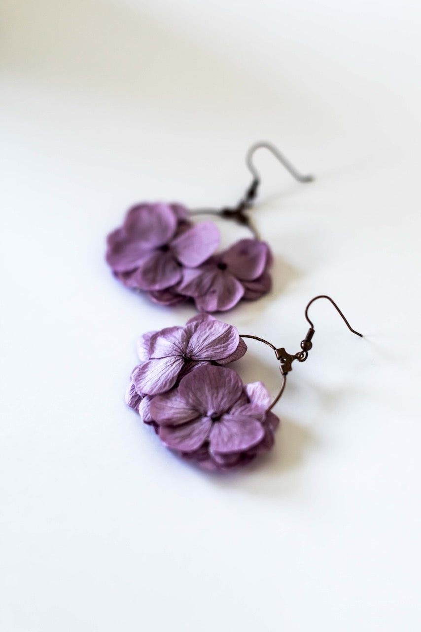 Boucles d'oreilles créoles en hortensia stabilisé, fait main