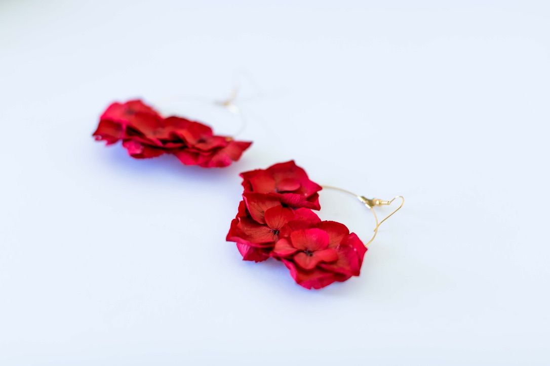 Boucles d’oreilles fleurs séchées d’hortensia – Édition Poétique (2 couleurs)