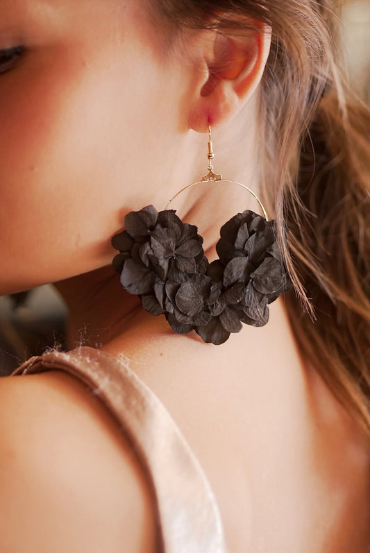Boucles d'oreilles créoles en hortensia stabilisé, fait main