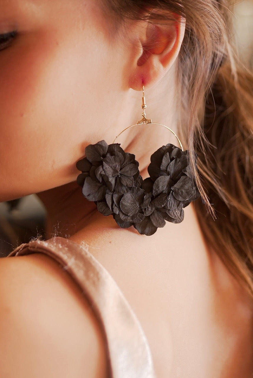 Dried Hydrangea Flower Earrings – Poetic Edition (2 colours)
