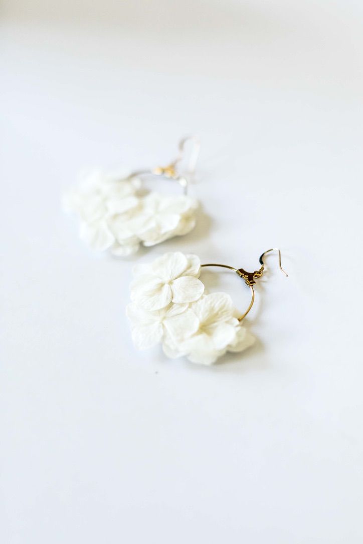 Boucles d’oreilles fleurs séchées d’hortensia – Édition Poétique (2 couleurs)